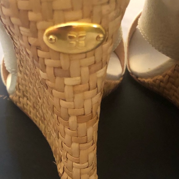 BCBG MAXAZRIA  NEVER BEEN WORN  wedge - Picture 5 of 12